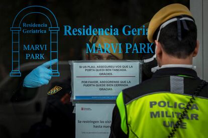 Miembros de la UME realizan tareas de desinfección en el geriátrico Marvin Park, en Barcelona.