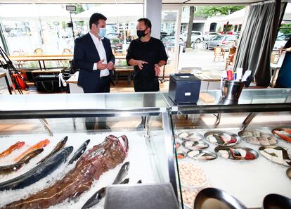 El ministro de Trabajo alemán, Hubertus Heil (izquierda), durante una visita a un restaurante en Berlín la semana pasada.