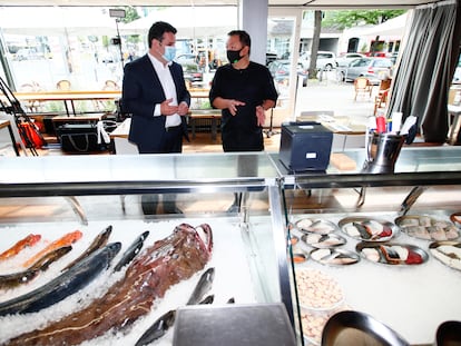 El ministro de Trabajo alemán, Hubertus Heil (izquierda), durante una visita a un restaurante en Berlín la semana pasada.