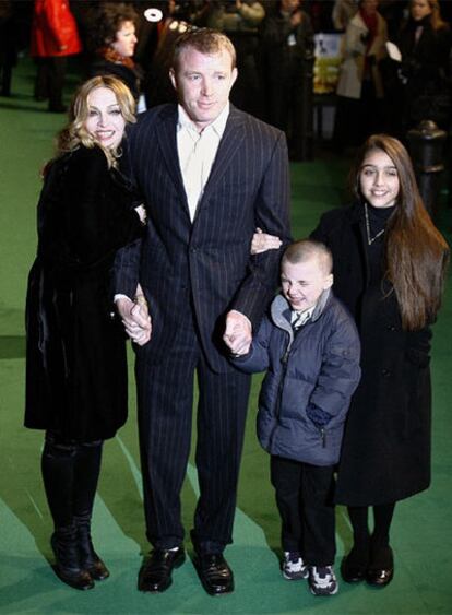 Madonna y Guy Ritchie con sus hijos Rocco y Lourdes, en 2007.