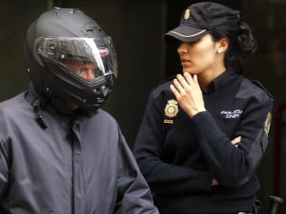 Alfonso Garc&iacute;a-Pozuelo sale de la Audiencia Nacional con un casco de motorista.