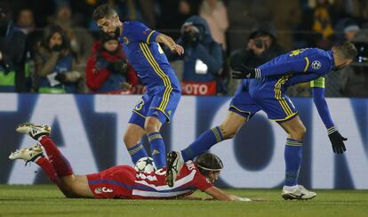 Filipe Luis cae al suelo.