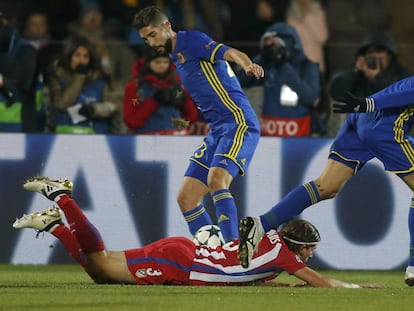 Filipe Luis cae al suelo.