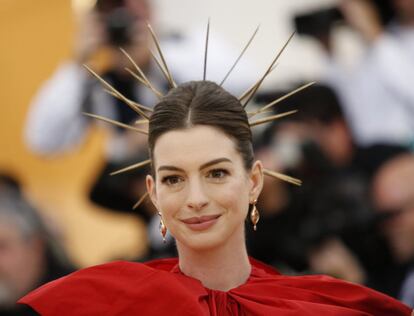 La actriz Anne Hathaway opta por una corona de espinas para complementar su voluminoso diseño rojo de Valentino.