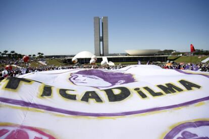 Bandeira 'Fica Dilma' em Brasília.