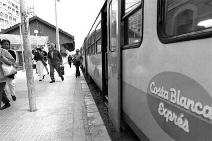 Ferrocarril de va estrecha de la lnea Dnia-Alicante.