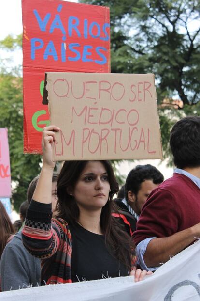 Una joven se manifiesta en Lisboa durante la última huelga general.