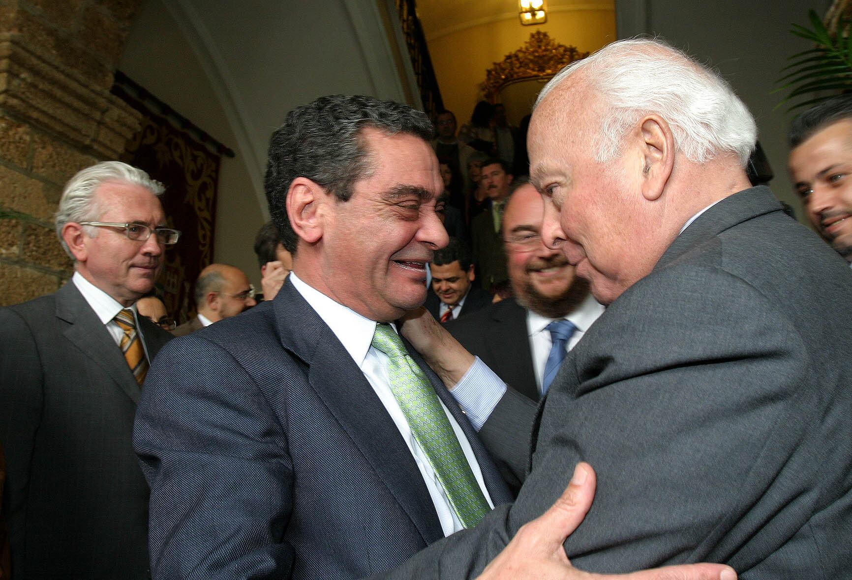 Jesús Polanco felicita a Augusto Delkáder, consejero delegado de la Cadena Ser, tras ser nombrado hijo predilecto de Cádiz en el Día de la Provincia de Cádiz de 2005.
