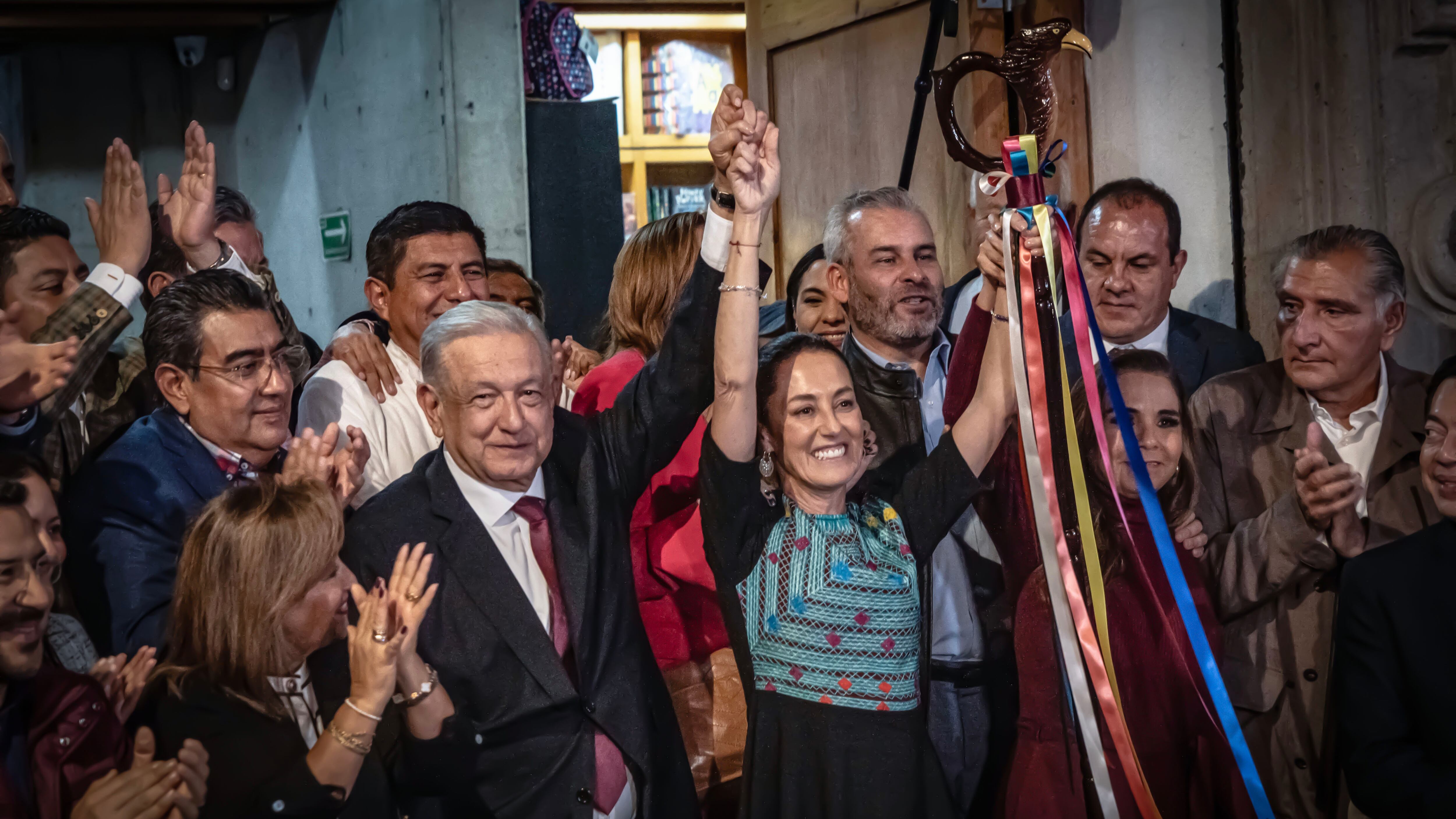 Claudia Sheinbaum recibe el bastón de mando de manos de  Andrés Manuel López Obrador, en Ciudad de México, en septiembre de 2023.