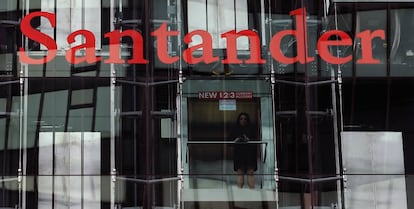 Exterior del edificio acristalado de la sede del Banco Santander en Londres