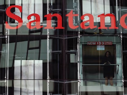 Exterior del edificio acristalado de la sede del Banco Santander en Londres. 