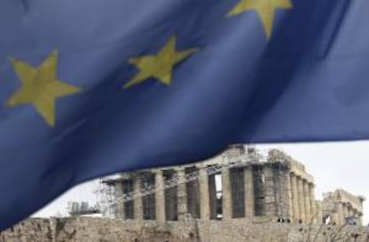 Vista de una bandera de la Unión Europea ondeando frente al Partenón en Atenas, Grecia. EFE/Archivo