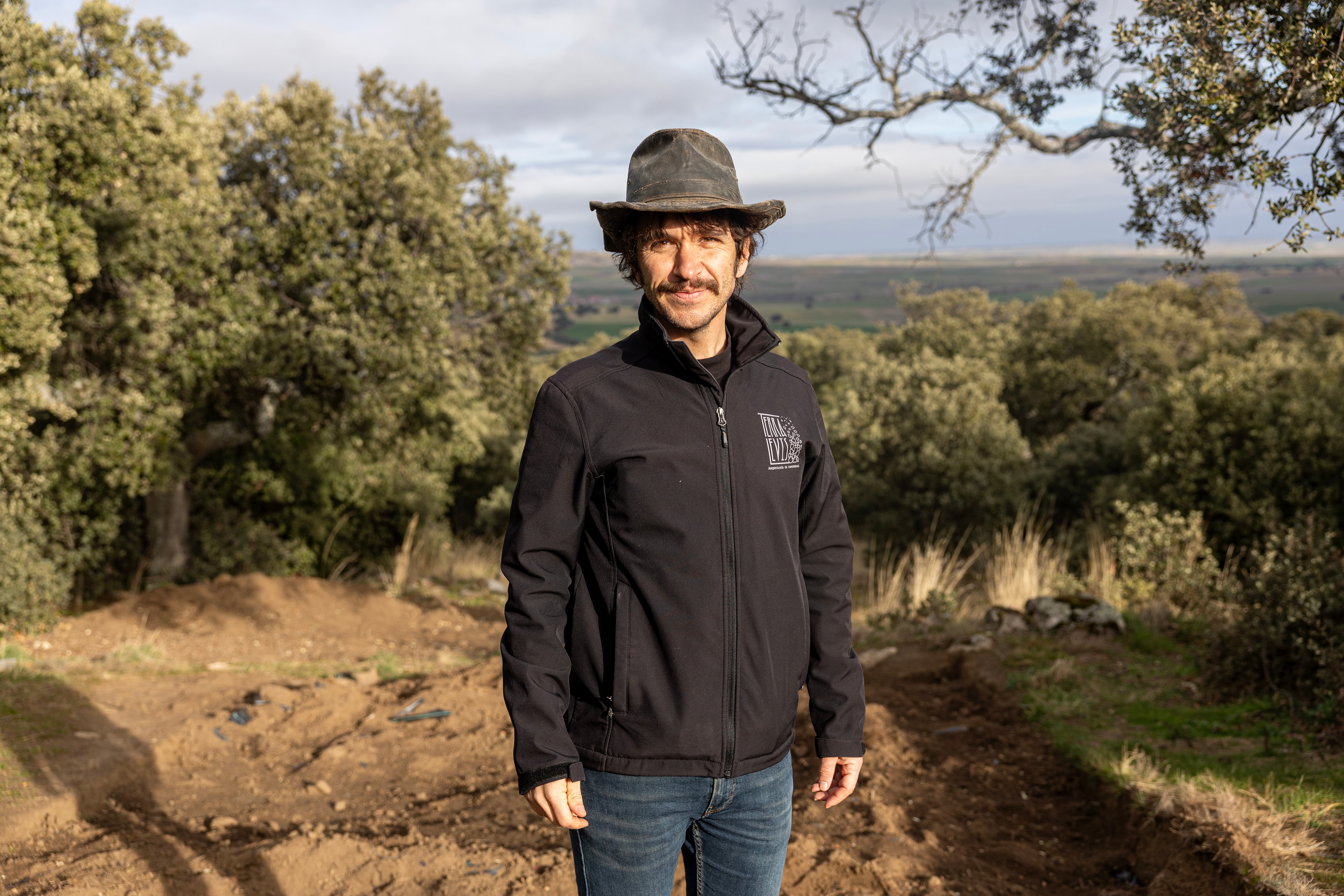 El arqueólogo Juan Pablo López, en el castro de la Mesa de Miranda, donde reanudarán las excavaciones con la llegada del buen tiempo.