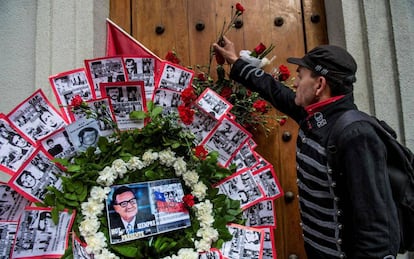 Un hombre deposita una flor, este martes, en homenaje al presidente chileno Salvador Allende.