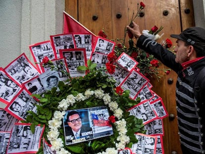 Un hombre deposita una flor, este martes, en homenaje al presidente chileno Salvador Allende.