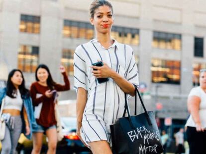 La modelo Ashley B. Chew con uno de los bolsos de la campaña Black models matter.