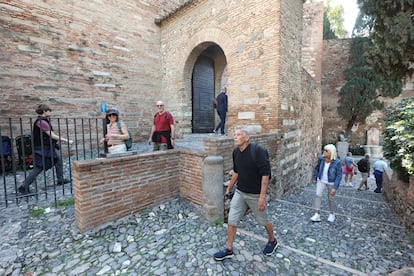 Turistas en los alrededores del Teatro Romano y La Alcazaba, en Málaga.