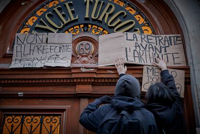 Unos estudiantes de secundaria cuelgan una pancarta, en la puerta del Liceo Turgot, en Paris, con la frase'Jubilación antes de la Artritis' como parte de la huelga nacional organizada este jueves, 19 de enero.