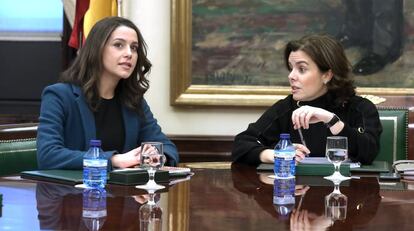 In&eacute;s Arrimadas y Soraya S&aacute;enz de Santamar&iacute;a durante su reuni&oacute;n. 