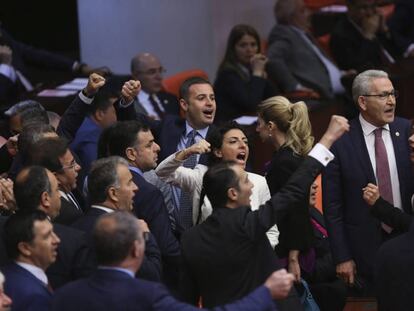 Diputados turcos gritan consignas durante la votaci&oacute;n sobre la inmunidad parlamentaria a los diputados investigados en la Asamblea Nacional de Ankara, Turqu&iacute;a, hoy, 20 de mayo de 2016. 
