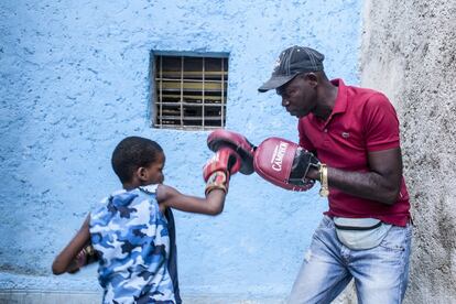 Disami Suárez hace guantes con Casanova en un rincón del solar. Su sueño es ser algún día "un gran boxeador y recorrer mundo”. Sus familias les apoyan. Tener un deportista de élite en casa “es una bendición y un número de lotería”, asegura Yurisei, su madre.