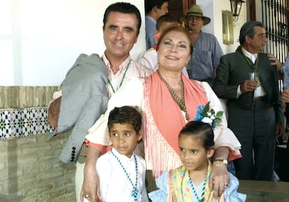 José Ortega Cano y Rocío Jurado, con sus hijos José Fernando y Gloria Camila, durante la romería del Rocío de 2002.