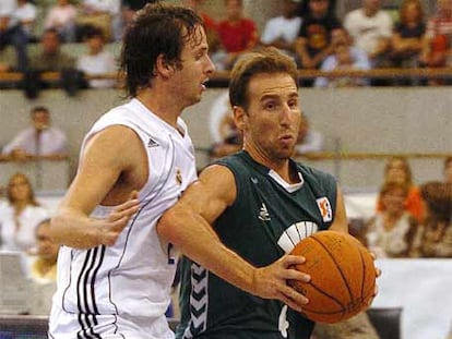 Pepe Sánchez, a la derecha, presionado por Raúl López, base del Madrid.