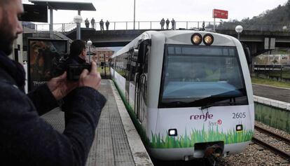 Pruebas en Mieres, Asturias, del primer tren de viajeros autopropulsado con gas natural licuado.