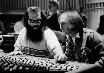 Rick Rubin, a l'esquerra, amb Tom Petty, a l'estudi, en una imtage d'arxiu.