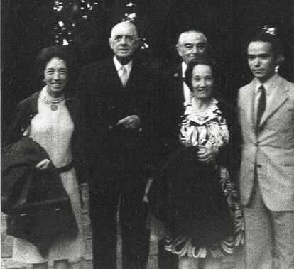 Charles de Gaulle (segundo por la izquierda) sorprendió a la familia Marañón con una visita en 1970. Había fallecido el patriarca una década antes, pero perduraba su memoria y su respeto, razones ambas propicias para invitar al expresidente francés en una hábil estratagema diplomática. No quería De Gaulle bajo ningún concepto que Franco le proporcionara alojamiento. Ni en Madrid, donde estuvo recorriendo el Museo del Prado, ni en Toledo, donde prosiguió con su visita privada. Allí prefirió la naturaleza amable y austera del Cigarral. Agradeció la hospitalidad de la familia Marañón. E impresionó a todos no ya con su lucidez y su cultura, sino con una vitalidad que parecía contradecir la cercana fecha de su muerte. Gregorio Marañón Bertrán de Lis (derecha de la foto) todavía se sobresalta cuando evoca aquella aparición y el aura de grandeur que rodeaba al héroe. “Impresionaba mucho su carisma, su aspecto erguido, porque De Gaulle, sin decirlo, proclamaba ‘L’histoire c’est moi’. Nos hacía conscientes de estar delante de una figura histórica, pero no había nada de exhibición ni de opulencia. Era una percepción implícita”.