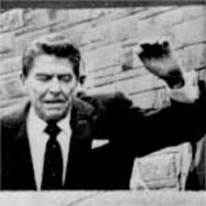 Ronald Reagan, en el momento en que recibió un disparo que le entró por la axila. El proyectil quedó alojado en su pulmón izquierdo y le pasó a tres centímetros del corazón