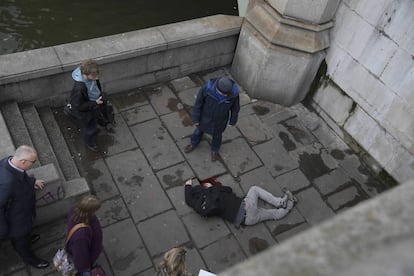 Um homem ferido no ataque no Parlamento, em Londres.