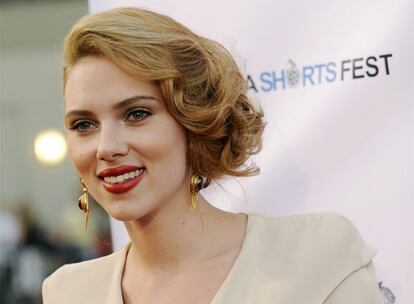 Scarlett Johansson, que ha dirigido su primer cortometraje, <i>These Vagabond Shoes</i>, apareció anoche en la inauguración del certamen de cortos LA Shorts Fest'09. La actriz estuvo hace poco más de una semana en Madrid para presentar la nueva temporada de una marca de ropa.