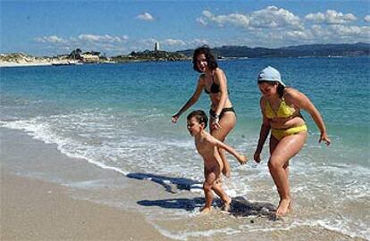 Tres bañistas en las islas Cíes la pasada Semana Santa.