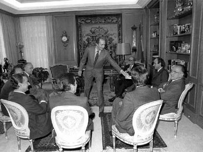 El Rey con Xabier Arzalluz, Manuel Fraga, Landelino Lavilla, Adolfo Suárez, Felipe González, Santiago Carrillo, Miquel Roca y Leopoldo Calvo Sotelo (de izquierda a derecha), en la jornada de reflexión previa a las elecciones de octubre de 1982.