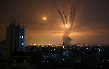 Cohetes lanzados por Hamás desde Beit Lahia, en el norte de la franja de Gaza, contra Israel.