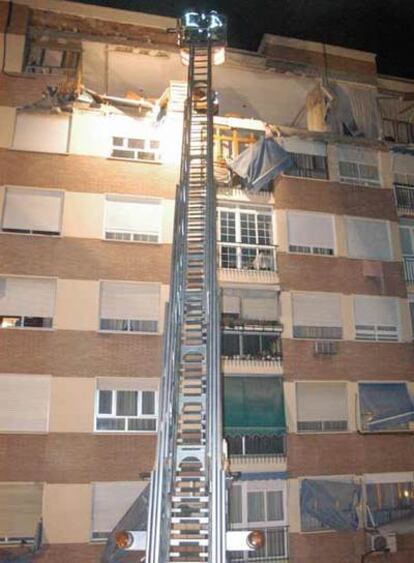 Los bomberos investigan las causas de la explosión