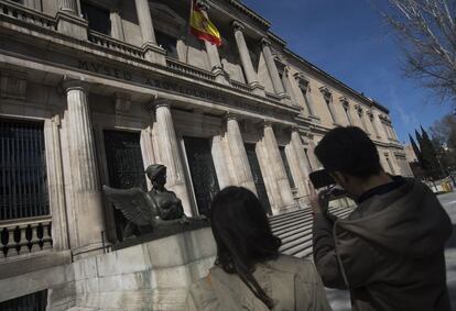 Entrada del MAN con una de las esfinges que flanquean la escalinata y la puerta principal, que solo se abre en contadas ocasiones.