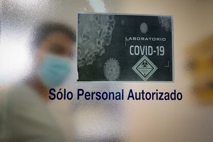 Área de análisis de pruebas de covid-19 en el laboratorio de microbiología del Hospital de la Paz, en Madrid.