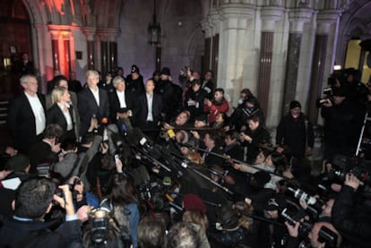 Julian Assange hace declaraciones a la prensa a las puertas del Tribunal Supremo de Londres.