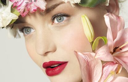 La modelo lleva labial Rouge Pur Couture The Mats, tono 202, y delineador Couture Eye Marker negro, ambos de Yves Saint Laurent Beauté.