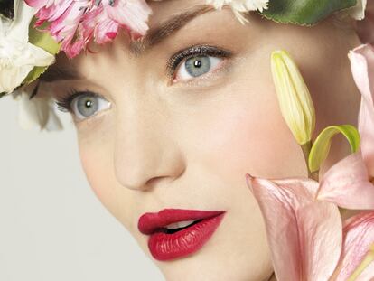 La modelo lleva labial Rouge Pur Couture The Mats, tono 202, y delineador Couture Eye Marker negro, ambos de Yves Saint Laurent Beauté.