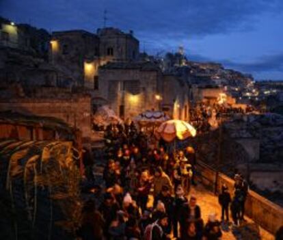 Cientos de turistasen procesión por las calles de Matera;arriba, escena de las hilanderas del belén de Buitrago de Lozoya.