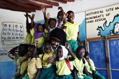 Omar Islam Ali, rodeado de los niños de la escuela.