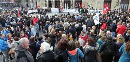 La concentración de Osakidetza frente al Teatro Arriaga en Bilbao.