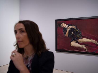 Una visitante junto a 'Love' (1995), de Paula Rego, en la muestra que le dedica el Museo Picasso de Málaga.