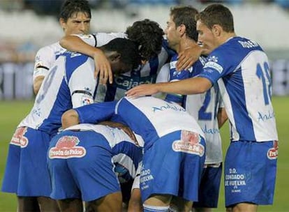 Los jugadores del Recreativo festejan el gol de Sinama.