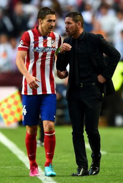 Gabi charla con Simeone durante un partido