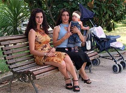 Esther Rodríguez (a la izquierda) y Pilar M., con su hija de seis meses, en un parque madrileño este fin de semana.