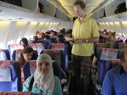 Passageiros em um avião da JamboJet, em Nairobi (Quênia).